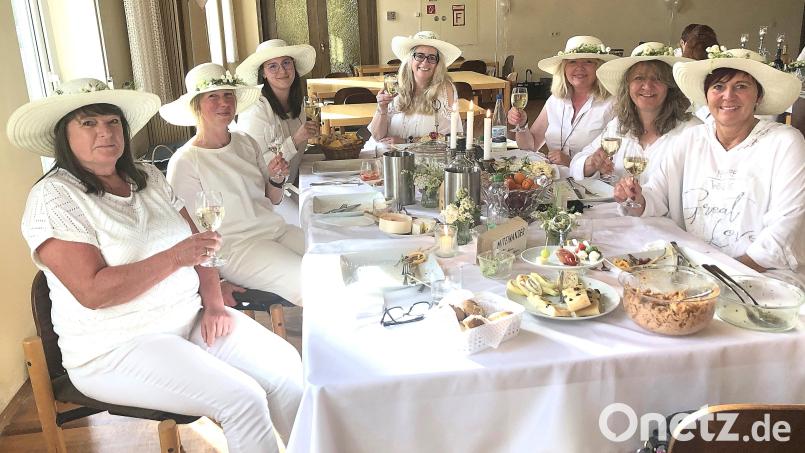 Beim Dinner in Weiß feierten auch sieben Damen mit Strohhüten ein Sommerfest im Pfarrheim in Waldershof. Bild: wro