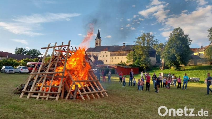 Ein richtiges Familienfest war wieder das Johannisfeuer das der Manteler Stammtisch am Alten Festplatz entzündet hat. Bild: sei/exb