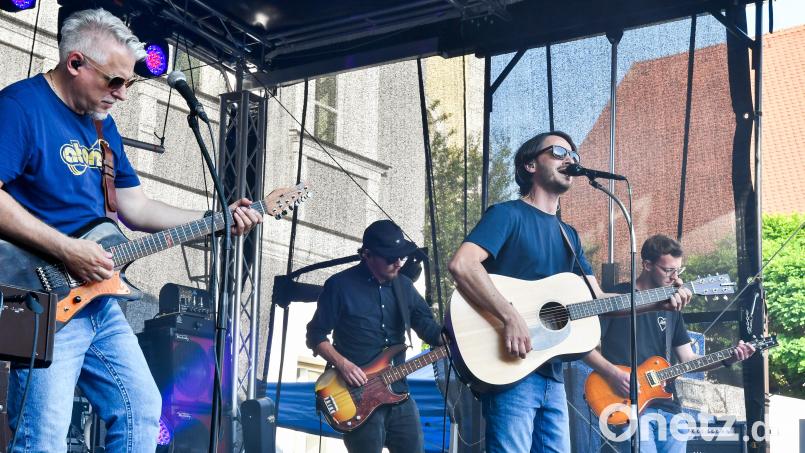 Die Brittipoppers feierten am Samstag am Schrannenplatz ihre musikalische Auferstehung. Den Auftritt begannen sie mit dem aktuellen Sänger Andi Haller. Bild: Petra Hartl