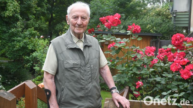Der ehemalige Bundestagsabgeordnete Max Kunz in seinem Garten. Am 25. Juni feiert er 95. Geburtstag. Bild: Gabi Schönberger