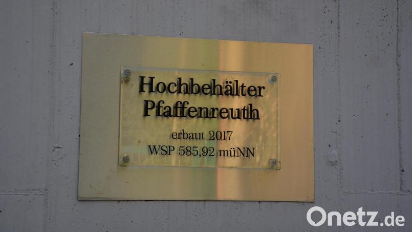 2017 wurde der neue Hochbehälter des Wasserzweckverbands Pfaffenreuther Gruppe in Betrieb genommen, wie dieses Schild im Eingangsbereich zeigt. Archivbild: jr