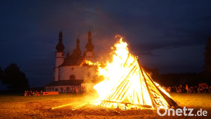 Als Wind aufkommt, wärmt das Feuer die vielen Gäste, die zur Kappl gekommen waren. Erst am späten Abend fallen die ersten Regentropfen. Bild: jeb
