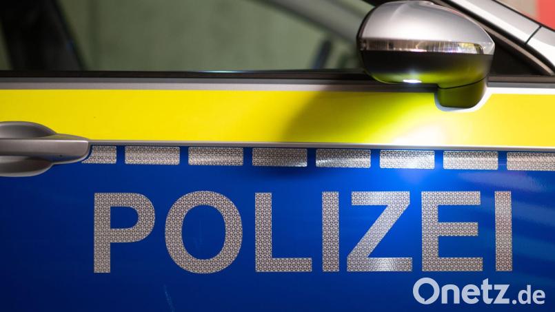 In Amberg ist ein Fahrer mit seinem Auto gegen einen Metallzaun gefahren. Bild: Robert Michael/dpa/Symbolbild