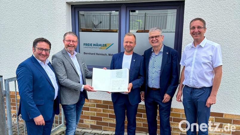 Bernhard Heinisch (Mitte) nahm zur Eröffnung seines Abgeordnetenbüros Glückwünsche von MdL Tobias Gotthardt, Hans Martin Grötsch, MdL Martin Scharf und Bernd Mayr, dem Kreisvorsitzenden der FW Neumarkt, (von links) entgegen. Bild: Danny Naber/exb