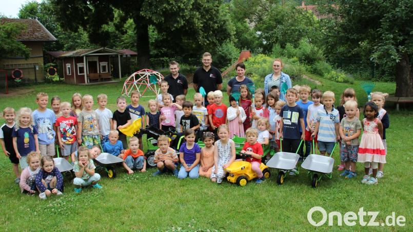 Kindergartenkinder jubeln über die Sachspenden (hintere Reihe, von links): Sebastian Müller, Vorsitzender Louis Weigert, Kindergartenleiterin Birgit Wartha und ihre Stellvertreterin Anna-Lena Ries. Bild: bjo