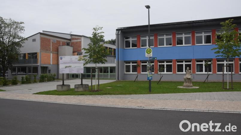 Die Schulturnhalle (links) ist saniert. Nun kommt die Grundschule an die Reihe. Aufgrund gestiegener Kinderzahlen mit einem Anbau, der rückwärtig erfolgen wird. Bild: fz