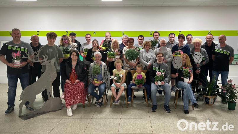 Die glücklichen Gewinner des Erbendorfer Muttertagsschießens mit den drei Erstplatzierten Jonas Heimerl (70 Punkte; stehend, Dritter von links), Tatjana Mathes (65 Punkte; stehend, Dritte von rechts) und Doris Wittmann (60 Punkte; sitzend, Zweite von links). Bild: Melissa Wagner/exb