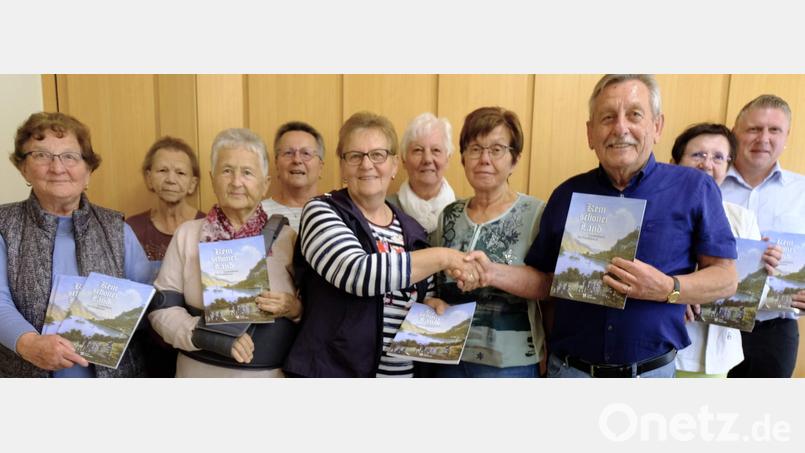 Der Seniorentreff verfügt über 25 neue Liederbücher. Der Vorsitzende des Förderkreises Altenhilfe, Werner Schulz (Dritter von rechts), seine Stellvertreterin Hildegard Kohl (Fünfte von rechts), Zweite Bürgermeisterin Bärbel Birner (Zweite von rechts) und Schriftführer Stadtrat Martin Merkl (rechts) überreichen die Bücher an die Mitglieder des Seniorentreffteams mit der Leiterin Maria Ott (Fünfte von links). Bild: u