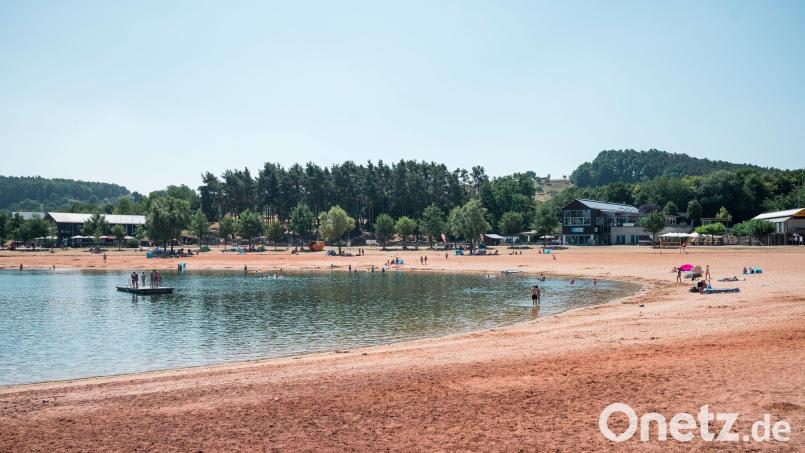 Am Badestrand Ramsberg am Großen Brombachsee sind am Vormittag schon einige Badegäste anzutreffen. Archivbild: Daniel Vogl/dpa