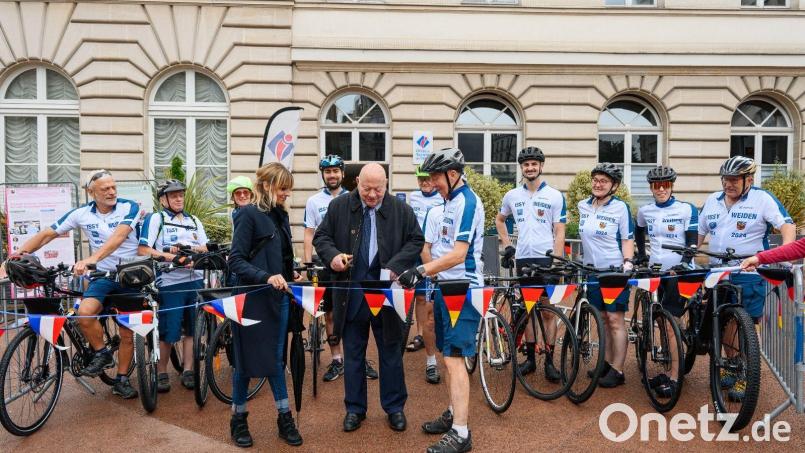 Die Bürgermeister von Weiden und Issy-les-Moulineaux, Reinhold Wildenauer und André Santini (vorne, von rechts), geben bei einem kleinen Festakt in Issy eine Radtour frei, die zehn Tage von Frankreich nach Weiden führt. Bild: Servit/exb