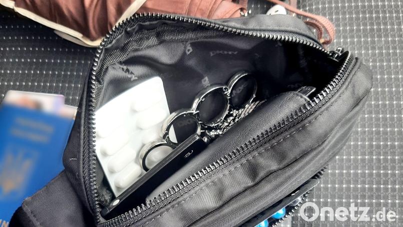 Ein 23-Jähriger wollte einen Schlagring im Kulturbeutel einschmuggeln. Bild: Bundespolizei Waidhaus/exb