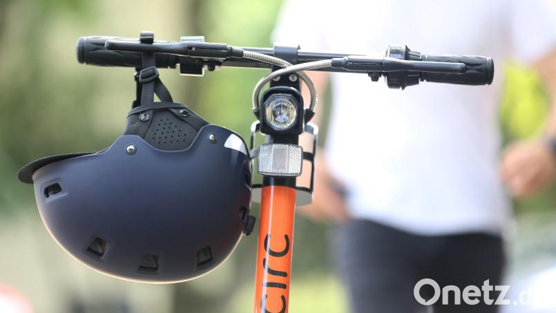 Polizeibeamte kontrollierte am Wochenende einen E-Scooter-Fahrer in Hirschau. Bild: Roland Weihrauch