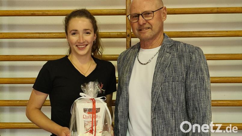 Vorsitzender Wolfgang Rahm übergab ein kleines Geschenk als Anerkennung an Alina Hinrichsmeyer. Bild: Turngemeinschaft Tirschenreuth/exb
