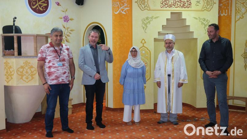 Zweiter Bürgermeister Andreas Wopperer (Zweiter von links) bedankt sich während einer Moschee-Führung bei den Verantwortlichen der türkisch-islamischen Gemeinde für das soziale und gesellschaftliche Engagement. Bild: Hirsch