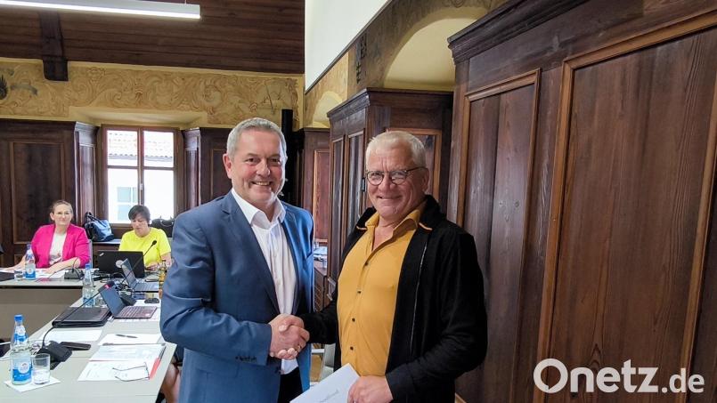 Bürgermeister Joachim Neuß ehrte Norbert Gradl, der seit 40 Jahren dem Auerbacher Stadtrat angehört. Bild: jma