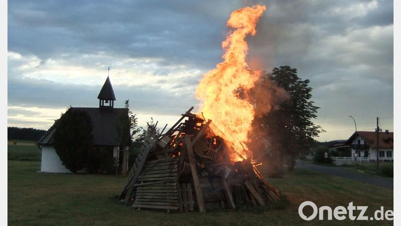 In Diebis wird das Johannisfeuer neben der Ortskapelle abgebrannt. Bild: gm
