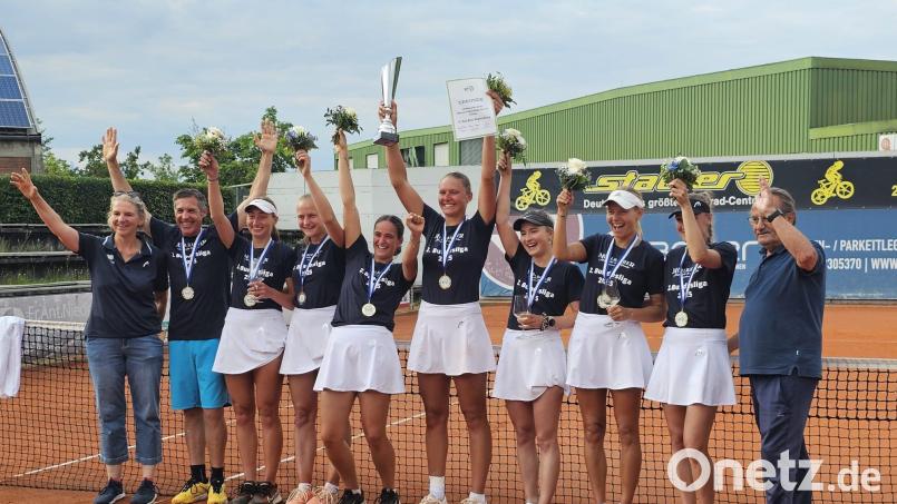 Jubel bei den Tennisspielerinnen des TC Rot-Blau Regensburg um Mira Stegmann (Vierte von rechts) über den Aufstieg in die 2. Bundesliga. Bild: Karl Stegmann/exb