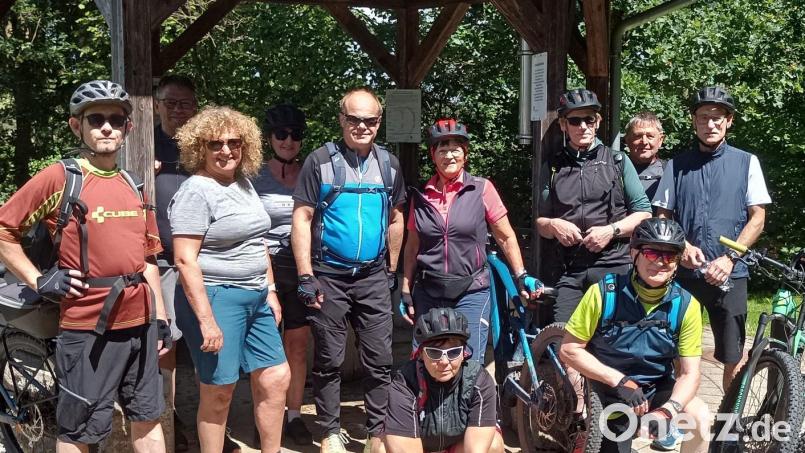 Die Teilnehmer der FGV-Radtour gruppierten sich auch zu einem Erinnerungsbild. Bild: FGV Waldershof/exb