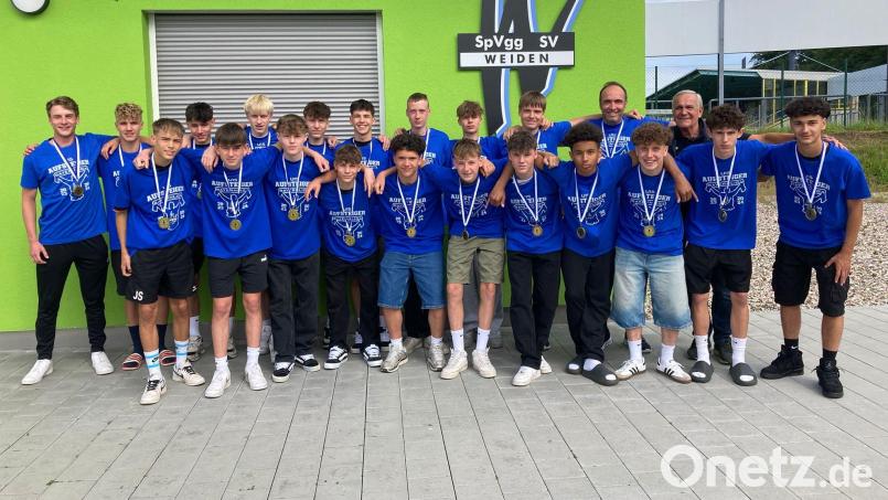 Mit 20 Siegen aus 20 Spielen ist die U15 der SpVgg SV Weiden Meister der Bezirksoberliga Oberpfalz und damit zurück in der Bayernliga. Bild: Simon Diermeier-Daucher