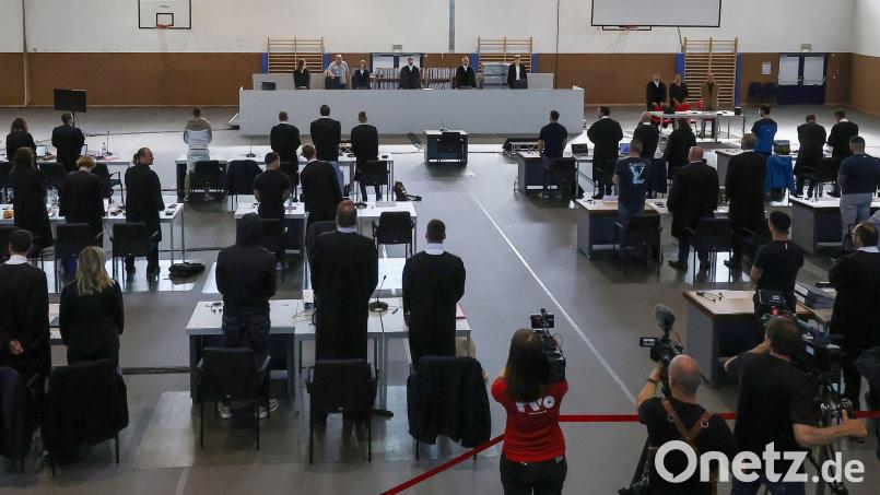 Der Vorsitzender Richter Markus Reznik (M) eröffnet die neue Verhandlung gegen 16 Geldautomatensprenger in Bamberg, als Beisitzer sind Richterin Ramona Eichelsdörfer (l) und Richter Dr. Ralph Zenger (r) dabei. Bild: Daniel Löb/dpa