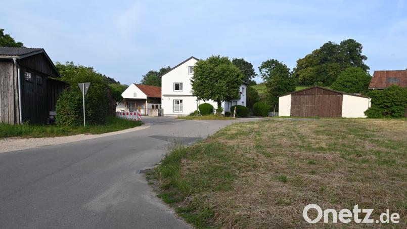 Die Straße aus Krickelsdorf (im Bild hinten links) sie quert die alte Bundesstraße 299 in Richtung neue Bundesstraße 299. Hier sollen beidseitig die von CSU- und JA-Fraktion angeregten Hochboard-Haltestellen entstehen. Bild: gf