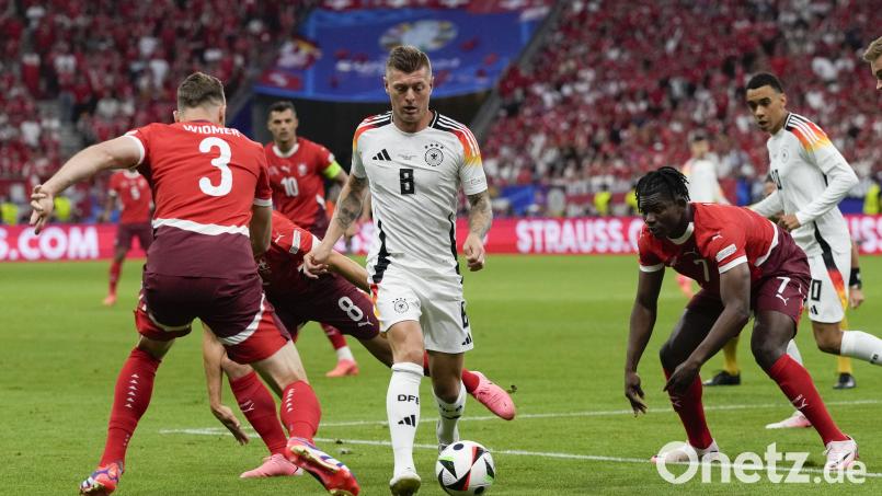 Toni Kroos (Nummer 8) hatte im Spielgegen die Schweizer einen schweren Stand: Bild: Frank Augstein/dpa