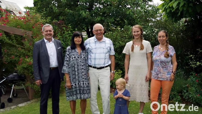 Über die Glückwünsche von Bürgermeister Joachim Neuß (links) freuten sich Elisabeth und Wolfgang Ziebell (Zweite und Dritter von links). Mit im Bild: Schwiegertochter Gunilla, Tochter Tanja und Enkelin Merle. Bild: jma