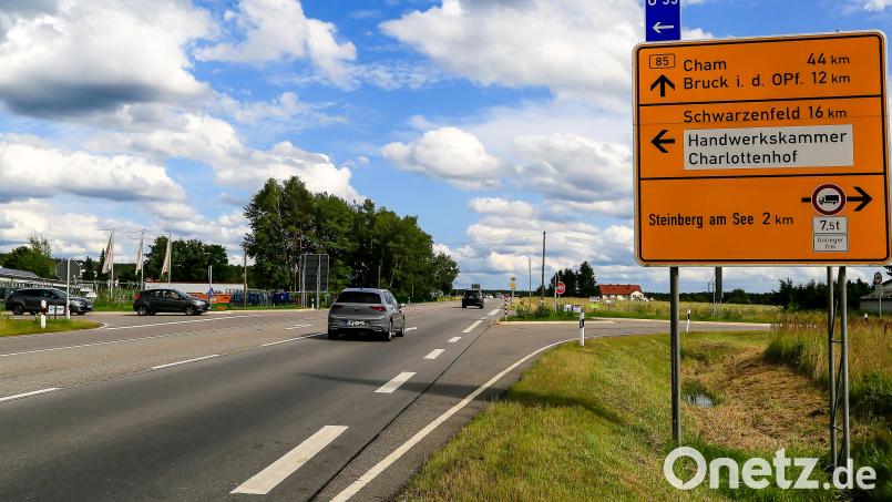 Die sogenannte "Lohbauer-Kreuzung" ist ein Unfallschwerpunkt im Bereich der Gemeinde Wackersdorf. Die Gefahrenstelle soll bald entschärft werden. Archivbild: Hösamer