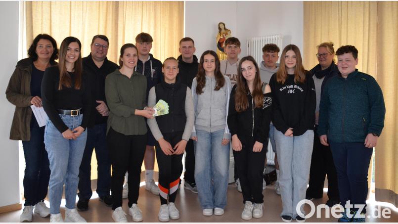 Die Moosbacher Ministranten haben Spenden für die Rom-Wallfahrt bekommen: Von der Kirchenverwaltung überreicht durch Ulrike Guttenberger (links) sowie von der Kolping-Theatergruppe durch Martina Biermeier und Nicole Wild (Zweite und Vierte von links). Darüber freut sich auch Pfarrer Klösel mit den Minis. Bild: Peter Garreiss