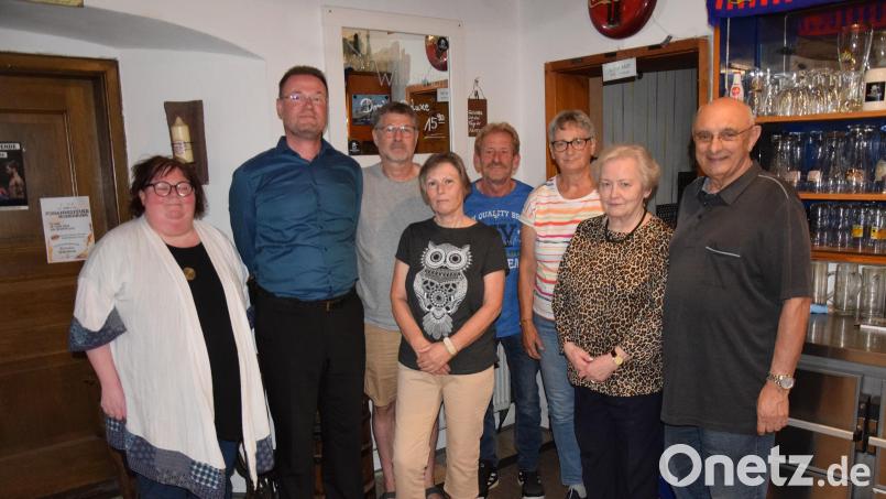 Der VdK-Ortsverband Hohenburg findet einen neuen Vorstand (von links): Beate Fuchs, Bürgermeister Florian Junkes, Helmut Gebhardt, Thekla Gebhardt, Johann Schindler jun. Marianne Salzhuber, Marianne Kies-Baldasty und Vorsitzender Josef Niebler. Bild: bö