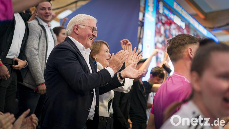 Eben noch beim Public Viewing in Berlin, bereits an diesem Dienstag in Weiden: Bundespräsident Frank-Walter Steinmeier. Bild: Jesco Denzel