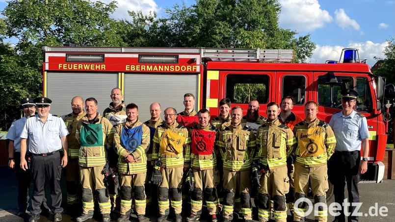 Die Gruppe Feuerwehr Ebermannsdorf nach der bestandenen Leistungsprüfung „Die Gruppe im Löscheinsatz“ zusammen mit den Schiedsrichtern Armin Daubenmerkl, Jürgen Ehrnsberger und Florian Schlegel sowie Kommandant Christian Gresser (Zweiter von rechts). Bild: wec