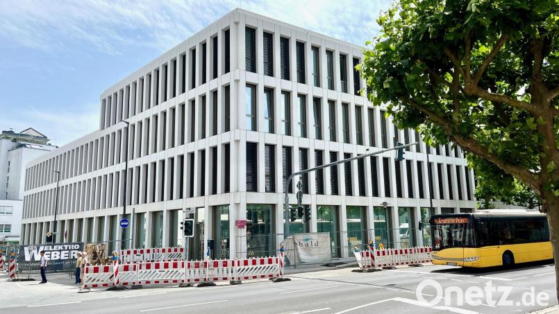 Auch wenn es vor der Tür noch nicht ganz danach aussieht, die neue AOK-Direktion in der Bahnhofstraße/Ecke Weigelstraße hat seit wenigen Tagen für Kunden geöffnet. Bild: Gabi Schönberger