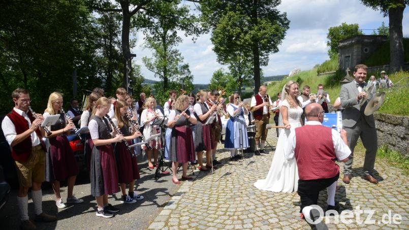 Pascal und Marie Führnrohr geben nach der kirchlichen Trauung in der Kreuzbergkirche den Takt vor. Bild: bey
