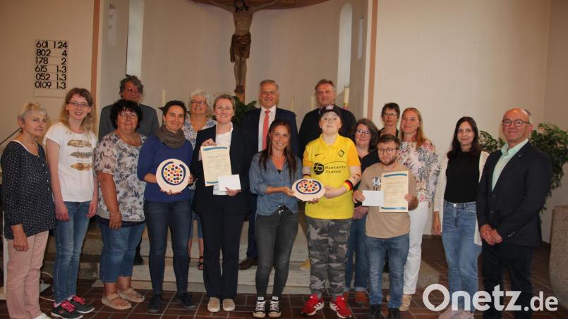 Pfarrerin Dr. Stefanie Schön (Sechste von links) nahm stellvertretend für die Kirchengemeinde den Preis entgegen. Das Bild zeigt die Vertreter des Inklusionspreises 2023 mit den Vertretern der drei ausgegebenen Sonderpreise sowie Vertretern der Jury. Bild: kro