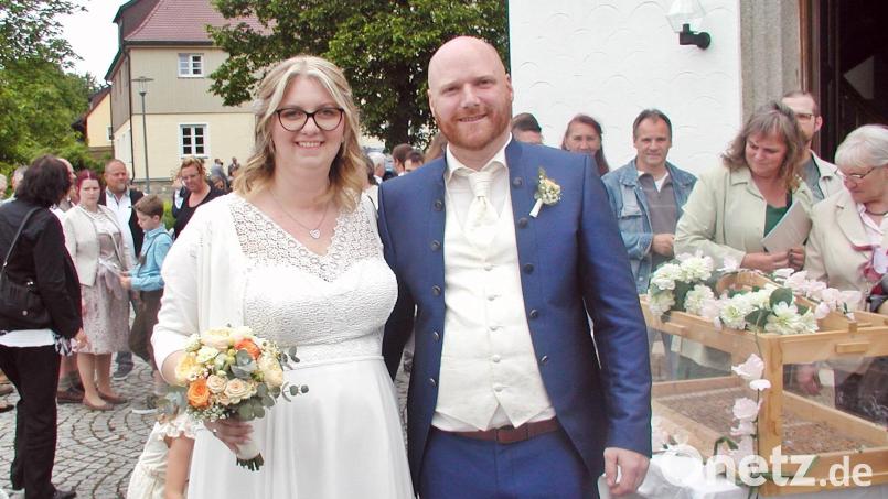 Viel Freunde, Verwandte und Bekannte wünschten Sabine und Stefan Sokol auf dem Kirchplatz viele glückliche Jahre. Bild: ld