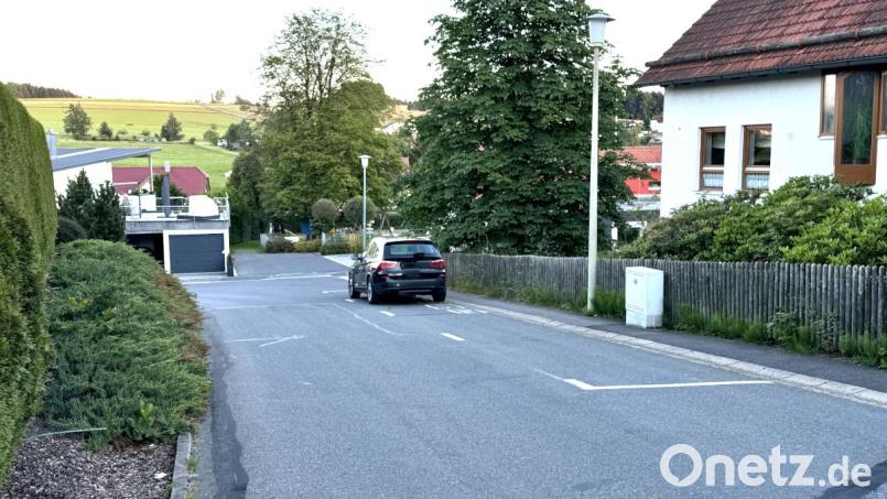 In der Straße „Unterer Berg“ fallen oberhalb des Kindergartens weitere Anwohnerparkplätze weg, um die Situation für alle Verkehrsteilnehmer so sicher wie möglich zu machen. Bild: Eichl