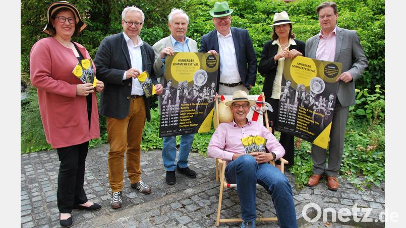 Die Vorfreude bei allen Beteiligten des Sommerfestivals ist groß. Von links: Katja Boxdorfer, Fabian Kern, Norbert Fischer, Vorsitzender der Freunde des Stadttheaters Amberg, OB Michael Cerny, Ingeborg Waldherr und Stadtbau-Chef Maximilian Hahn. Vorne im Stuhl: Kulturamts-Chef Reiner Volkert. Bild: gsp