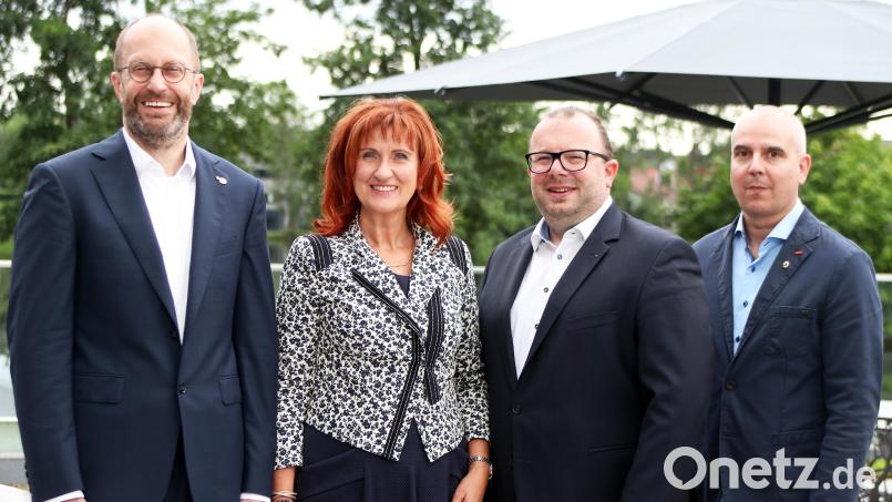Der bisherige Präsident des Lions-Clubs Neustadt/WN-Lobkowitz, Florian Schott (links), überreicht sein Amt an Andrea Gollwitzer (Zweite von links). Ihr zur Seite stehen 1. Vizepräsident Sebastian Denzler (Zweiter von rechts) und 2. Vizepräsident Peter Fleischmann (rechts). Bild: Stephan Landgraf