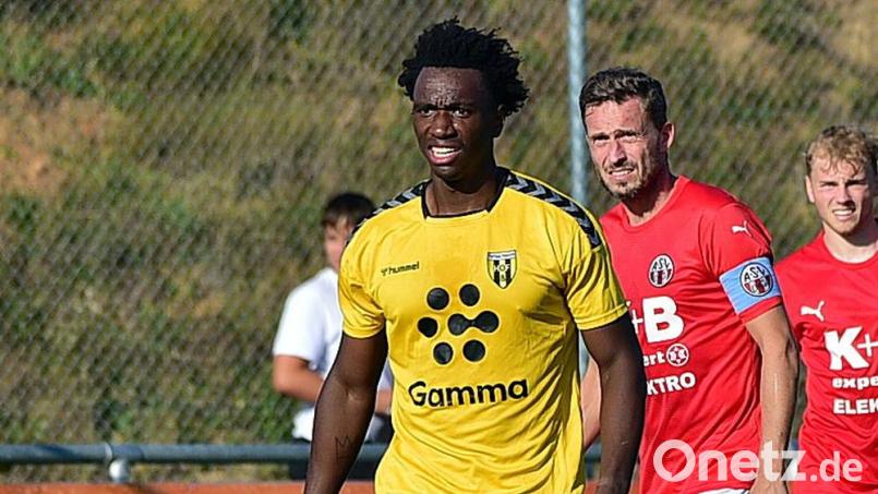 Jean Paul Uzuamaka Ajala-Alexis (vorne) verlässt den Bayernligisten SpVgg Bayern Hof. Bild: dme