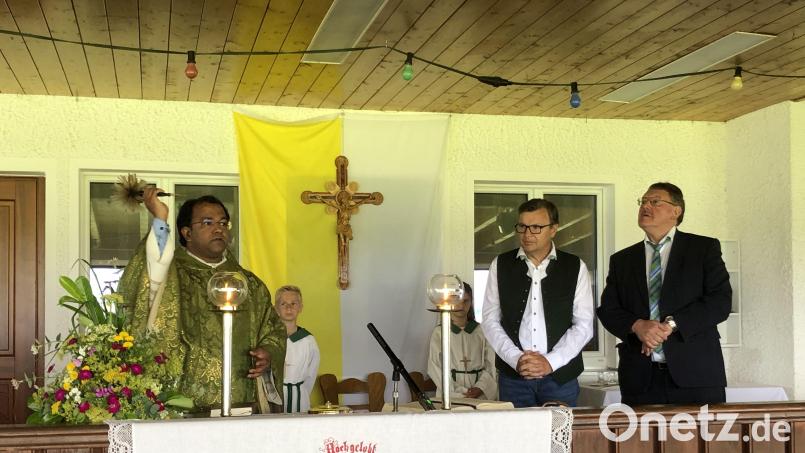Pater Robin bittet, assistiert von (von rechts) Bürgermeister Hans-Martin Schertl und Vorsitzendem Stefan Weiß, um den Segen Gottes für das Sportgelände des 1. FC Schlicht. Bild: ct