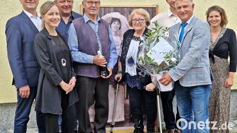 Die Gratulanten wünschen dem Jubelpaar Maria und Josef Kammerer (Mitte) alles Gute (von links): Martin Kammerer, Ehefrau Susanne, Gerhard Kammerer, Johannes Kammerer mit Freundin Diana und Bürgermeister Dietmar Schaller. Bild: R. Kreuzer