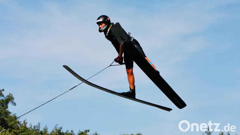 Tim Wild beim Wasser-Skispringen. Bild: Uwe Neumann/exb