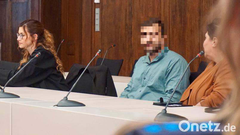 Ein 25-Jähriger steht in Amberg vor Gericht. Er hat in der JVA Amberg Beamte mit Urin angeschüttet, bespuckt und beleidigt. Weil er psychisch krank ist, wurde er allerdings nicht angeklagt. Bild: jut