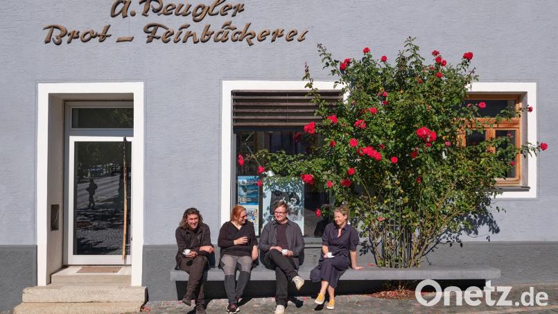 Die Idee kommt an: Aus einem falsch gefertigten Betonteil wird eine Bank. Architekt Volker Schwab (links) aus Vohenstrauß und sein Team nutzen sie schon mal für eine Kaffeepause. Bild: Andrea Schwab/exb