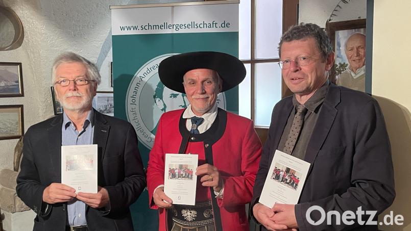 Die frisch gedruckte Seminarschrift, zugleich Band 1 der neuen Schriftenreihe „Mitteleuropäische Sprachen und Mundarten“, präsentierten (von links) Verleger Dr. Norbert Stellner und die beiden Herausgeber Dr. Hugo-Daniel Stoffella und Christian Ferstl. Bild: Schmeller-Gesellschaft/exb