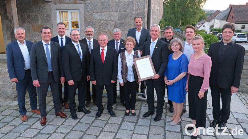 Mit der goldenen Ehrennadel des Bayerischen Genossenschaftsverbandes wird Josef Völkl (Sechster von rechts) ausgezeichnet. Es war der Schluss- und Höhepunkt nach 45 erfolgreichen Jahren bei der Raiffeisenbank Floß. Völkl tritt im Juli den Ruhestand an. Bild: nm