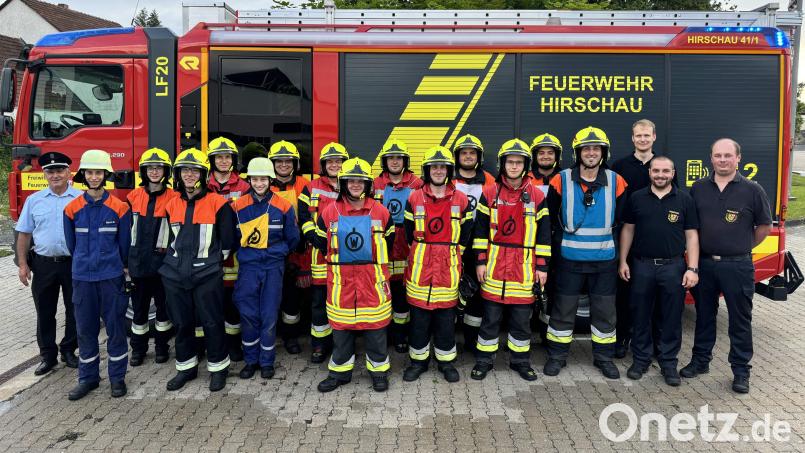 Zwei Gruppen der Hirschauer Feuerwehr schaffen die Leistungsprüfung „Die Gruppe im Löscheinsatz – Variante 3“ (von links): Vorsitzender Michael Schuminetz, Elias Rösch, Fabian Rösch, Mario Gärtner, Michael Lang, Korbinian Lauerer, Sebastian Braun, Johannes Bäumler, stellvertretender Kommandant Daniel Brearley, Michael Pohle, Marco Schuminetz, Nico Schuminetz, Florian Pawluk, Christian Kraus, Kommandant Sebastian Jasinsky, Schiedsrichter Christoph Erras sowie die Kreisbrandmeister Philipp Gebert und Andreas Luber. Bild: u