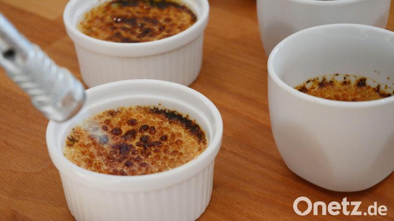 Vor dem Servieren wird je einen Teelöffel brauner Zucker auf die Creme gestreut und mit einem kleinen Flambierbrenner abgeflämmt. Bild: Gabi Schönberger