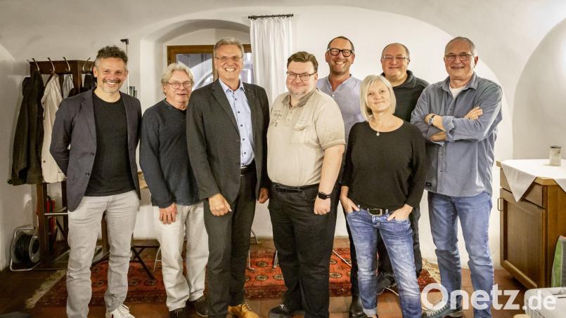 Der Vorstand der Liste Amberg setzt sich wie folgt zusammen (von links): Martin Frey (Beisitzer), Hans Graf (Kassenprüfer), Albert Schindlbeck (Vorsitzender), Daniel Holzapfel (stellvertretender Vorsitzender), Markus Weldert (Kassier), Tanja Dandorfer (Beisitzer), Mario Lutz (Protokollführer) und Rudolf Scharl (Kassenprüfer). Bild: Marcus Rebmann/exb